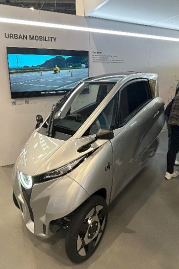 Small electric passenger vehicle